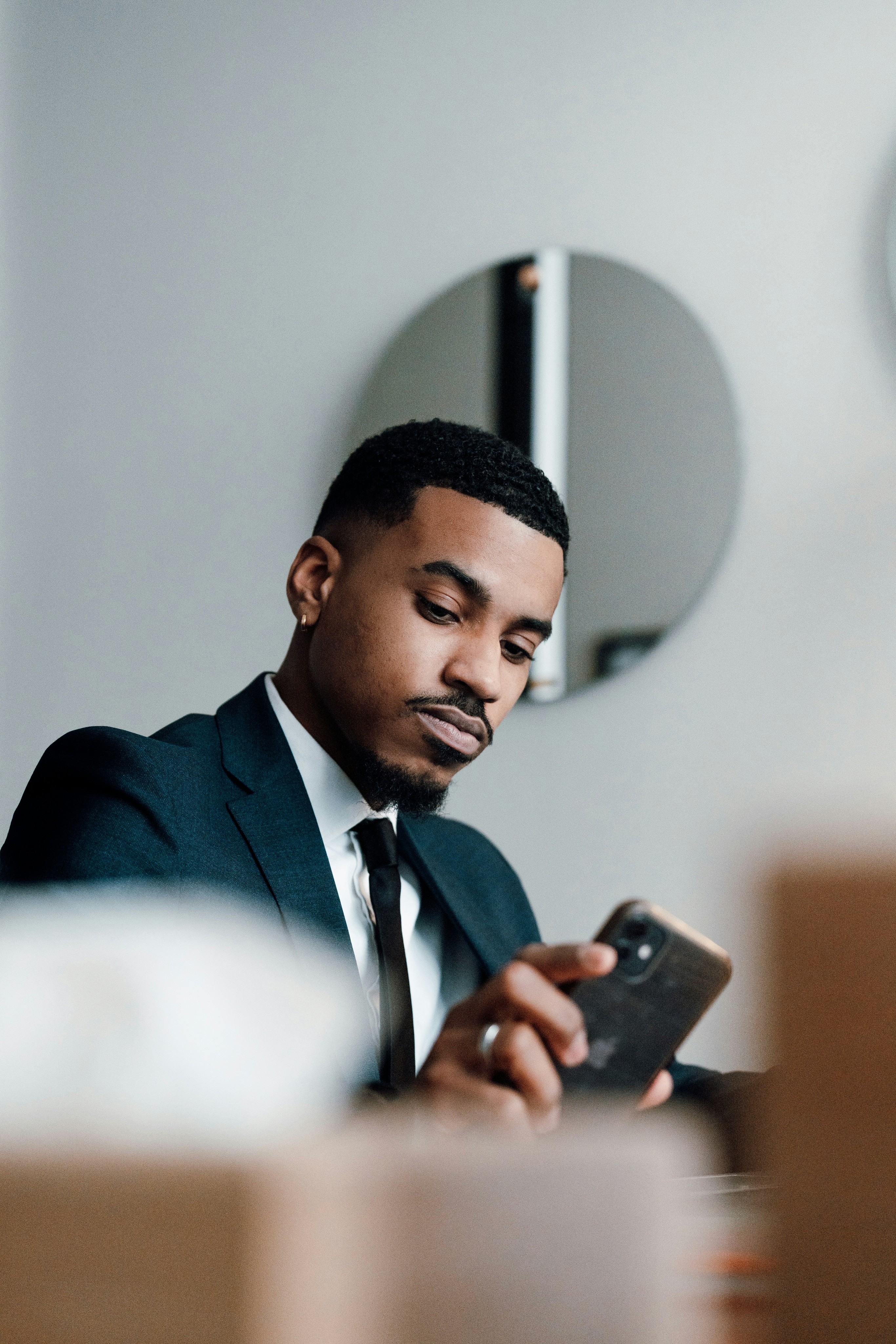 Mann im Anzug mit Smartphone